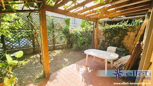 Foto Villa a schiera a Massa Marina di Massa Centro di 121 m² con 4 locali