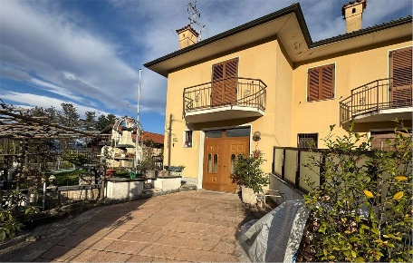 Foto Villa unifamiliare a Lavena Ponte Tresa di 180 m² con 4 locali