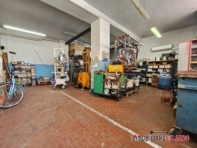 Foto Capannone industriale a Poggibonsi Centro di 170 m² con 2 locali