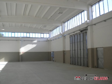 Foto Capannone industriale a Colle di Val d'Elsa di 900 m² con 2 locali
