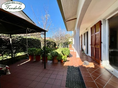 Foto Villa a schiera a Luni Casano Dogana Isola di 180 m² con 7 locali