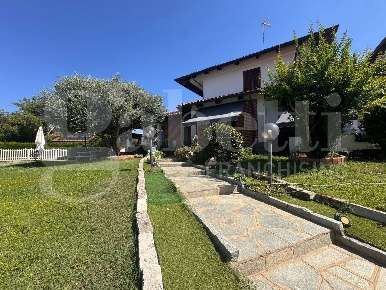 Foto Villa unifamiliare in Manzoni, Bruino di 230 m² con 4 locali