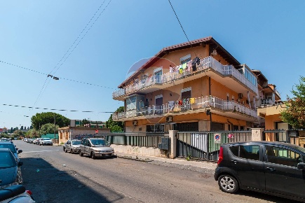 Foto Appartamento in via Enrico Besana, Catania di 120 m² con 5 locali