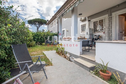 Foto Appartamento in Via Cherilo Di Samo, Roma Casal Palocco di 90 m²