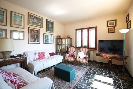 Foto Casa indipendente a Buti di 201 m² con 10 locali in vendita
