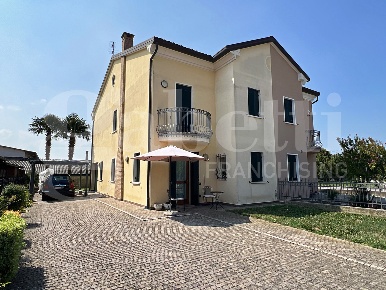 Foto Villa bifamiliare a Correzzola Civé di 165 m² con 5 locali in vendita