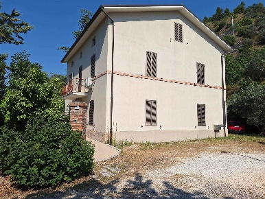 Foto Casa indipendente a San Severino Marche di 152 m² con 8 locali