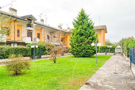 Foto Villa a schiera in Via Santa Chiara 5, Vanzago di 190 m² con 7 locali