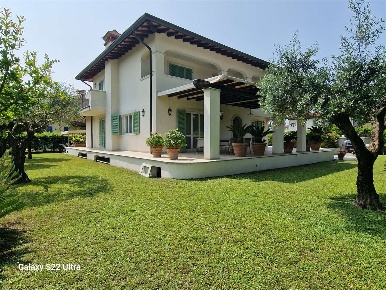 Foto Villa unifamiliare in Via ilaria Alpi, Forte dei Marmi Centro