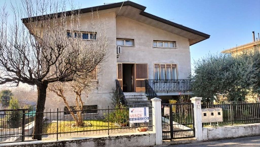 Foto Casa indipendente a Vittorio Veneto di 340 m² con 10 locali in vendita