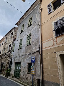 Foto Casa indipendente in via paolo manfredi 27, Vessalico Centro di 200 m²