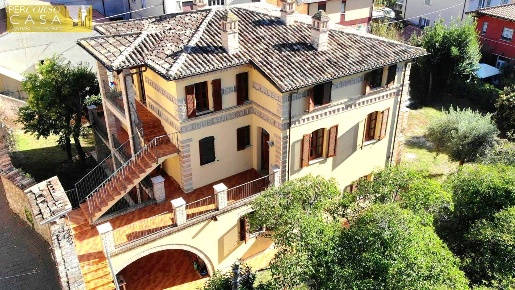 Foto Villa singola in Piazzetta del Sole, Teramo Centro di 450 m²