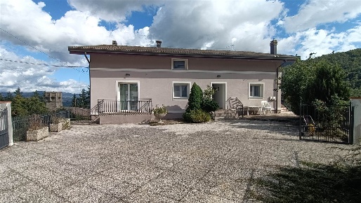Foto Villa bifamiliare a Camugnano di 244 m² con 10 locali in vendita