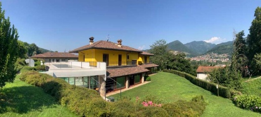 Foto Villa unifamiliare in Via Fara 30, Pradalunga di 398 m² con 10 locali