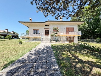 Foto Casa indipendente in Via dei Salici 2, Gruaro di 261 m² con 9 locali