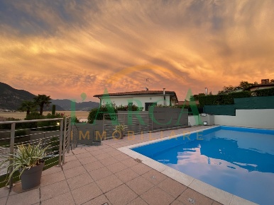 Foto Villa unifamiliare a Iseo Clusane di 452 m² con 12 locali in vendita