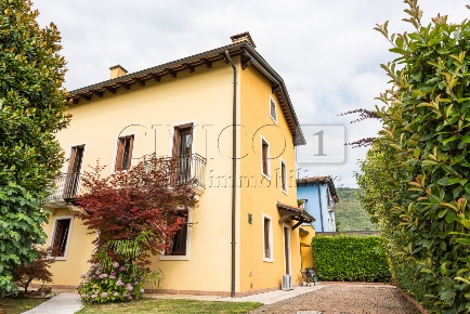 Foto Villa bifamiliare in via Nicolò Tommaseo 20, Castegnero in vendita