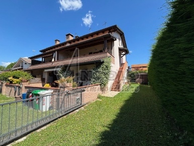 Foto Appartamento a Stienta di 177 m² con 6 locali in vendita