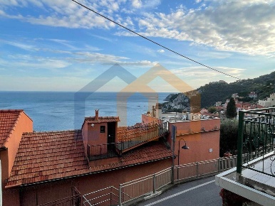 Foto Appartamento in Via Ademaro de Mari 40, Bergeggi di 90 m² con 5 locali