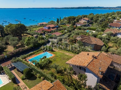Foto Villa unifamiliare in Via San Michele, Moniga del Garda di 260 m²