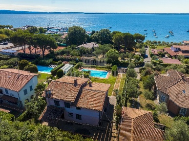 Foto Villa unifamiliare in Via San Michele, Moniga del Garda di 260 m²