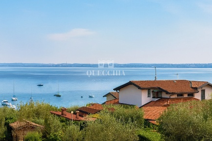 Foto Villa unifamiliare in Via San Michele, Moniga del Garda di 260 m²