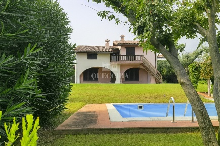 Foto Villa unifamiliare in Via San Michele, Moniga del Garda di 260 m²