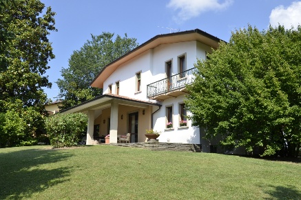 Foto Villa unifamiliare in via Lodorina 11, Erba Centro di 412 m²