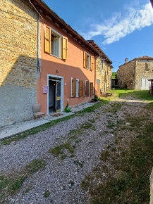 Foto Appartamento a Varano de' Melegari di 100 m² con 7 locali in vendita