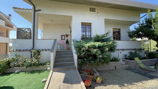 Foto Villa singola a Silvi Silvi Alta di 320 m² con 10 locali in vendita