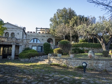 Foto Villa unifamiliare a Santa Maria Imbaro Centro di 900 m² con 10 locali