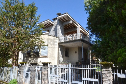 Foto Appartamento a Valdagno Centro di 145 m² con 9 locali in vendita