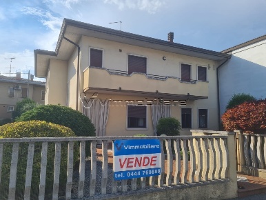 Foto Villa bifamiliare in Via Zanella, Montecchio Maggiore Centro di 250 m²