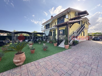 Foto Villa bifamiliare in Via GUADO BASTIANELLI 80, Fondi di 160 m²