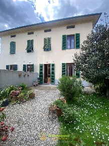 Foto Villa bifamiliare a Lucca di 150 m² con 7 locali in vendita