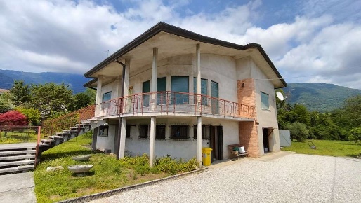 Foto Casa indipendente a Fregona di 256 m² con 10 locali in vendita