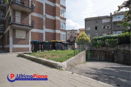 Foto Box in Via Monte Grivola 18, Aosta Centro di 17 m² con 1 locali
