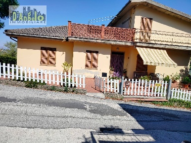 Foto Casa indipendente in Via Crocifisso, Castignano Centro di 224 m²