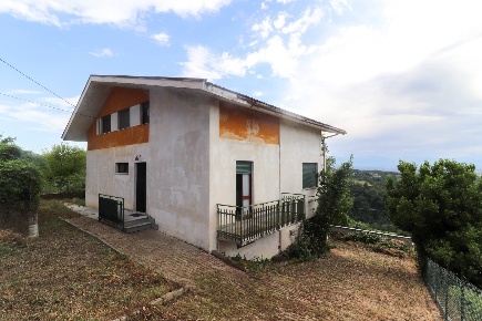 Foto Villa singola in via Donadei, Belvedere Langhe di 360 m² con 7 locali