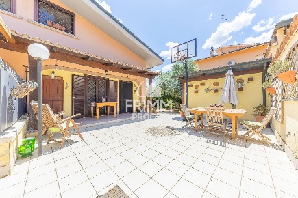 Foto Villa unifamiliare in Via Sandro Botticelli, Mentana Villa Fiorita