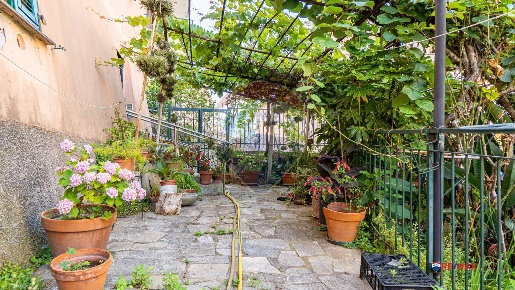 Foto Case semi ndipendenti a Genova Sestri Ponente di 270 m² con 7 locali