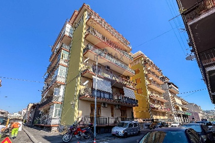 Foto Appartamento in Via De Caro, Catania Picanello di 106 m² con 4 locali