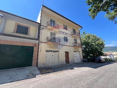 Foto Case semi ndipendenti a Colledimezzo di 329 m² con 9 locali in vendita