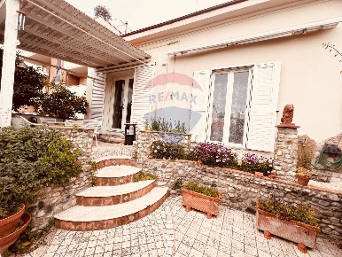 Foto Casa indipendente a Cecina Cecina Centro di 130 m² con 7 locali