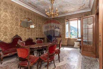 Foto Appartamento a Genova Sestri Ponente di 150 m² con 7 locali in vendita