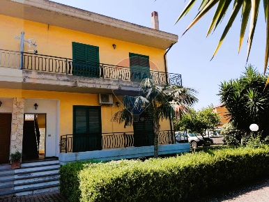 Foto Villa a schiera in Via Raimondo Patanè, Riposto Centro di 156 m²