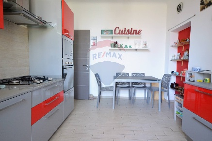 Foto Appartamento in via Crosalunga Inferiore, Savona di 93 m² con 5 locali