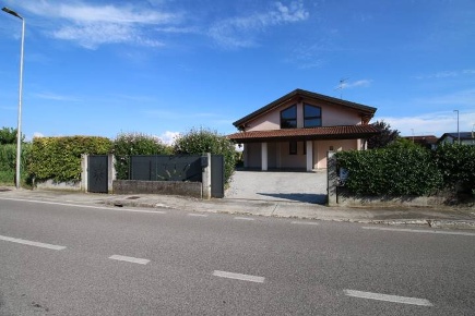 Foto Villa unifamiliare in Via Cossuttis, Villesse di 155 m² con 12 locali