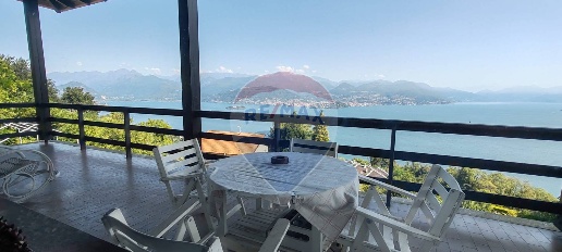Foto Villa singola a Stresa Centro di 400 m² con 14 locali in vendita