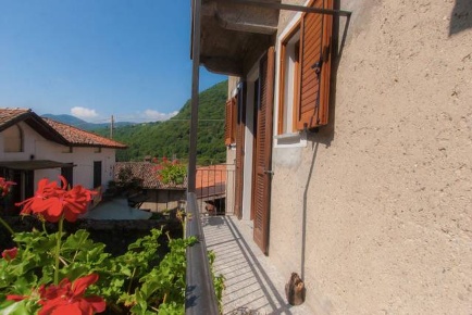 Foto Appartamento in via Pietro Fioroni, Lasnigo di 100 m² con 3 locali